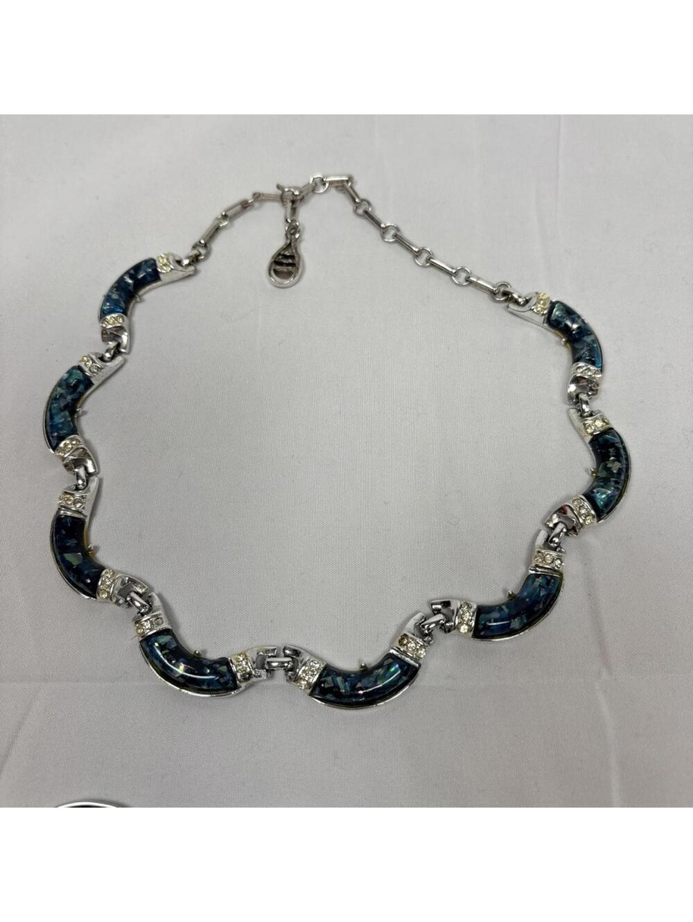 Vintage 1950's Coro Blue and Silver Confetti Lucite Jewelry Set - Picture 4 of 6